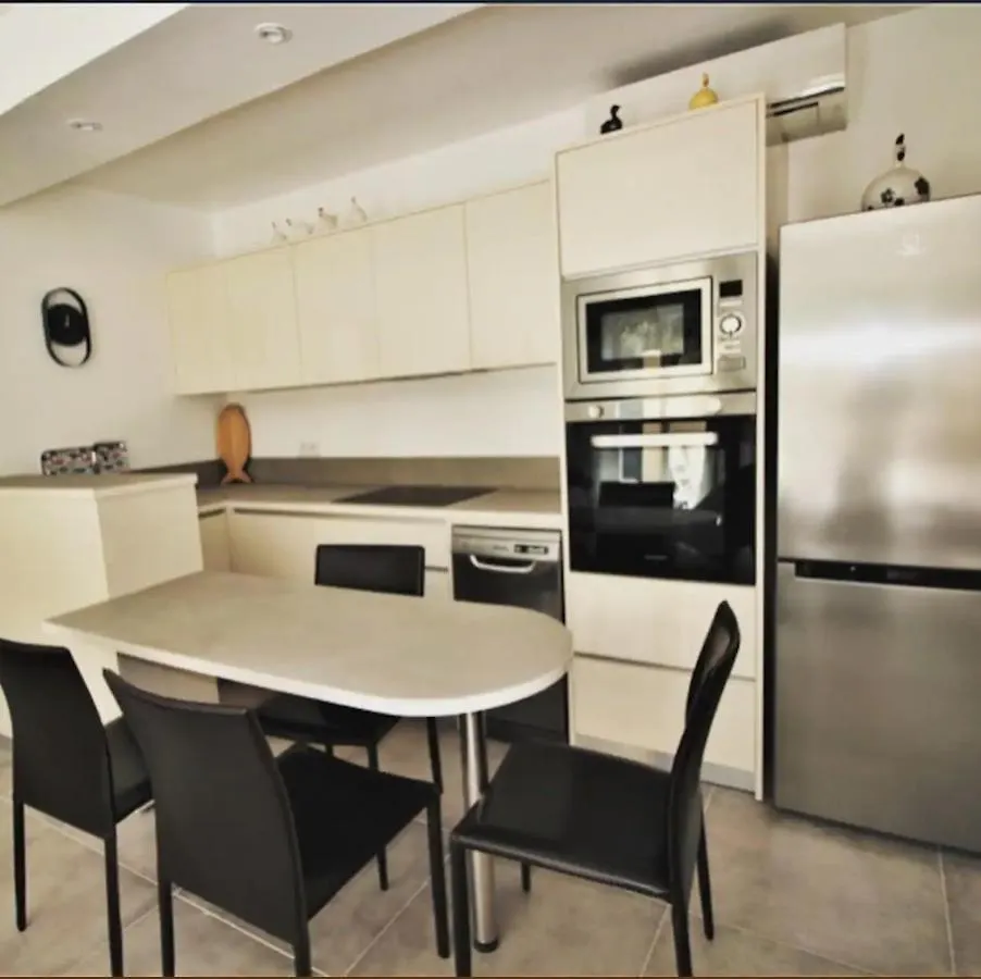 Azur Appart 4 Pers - Parking - Terrasse - 10Min Du Centre Cassis 0*,  France